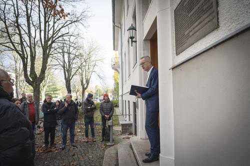 Professor Günter M. Ziegler, Präsident der Freien Universität, begrüßte eine Fachkommission der renommierten Medizinzeitschrift „The Lancet“ am Eingang der Ihnestraße 22.