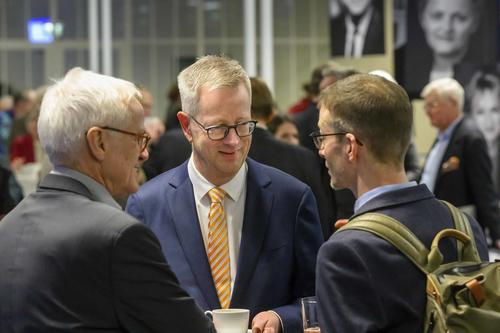 Universitätspräsident Professor Günter M. Ziegler im Gespräch zwischen Ernst-Reuter-Preisverleihung und Festakt am Abend. .