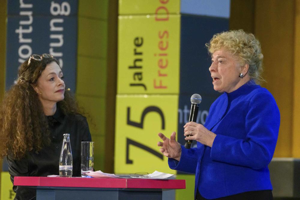 Prominente Alumna: Gesine Schwan kam 1962 an die Freie Universität. Sie studierte Romanistik, Geschichte, Philosophie und Politikwissenschaft. Später wurde sie Professorin für Politikwissenschaft am Otto-Suhr-Institut (hier: mit Shelly Kupferberg).