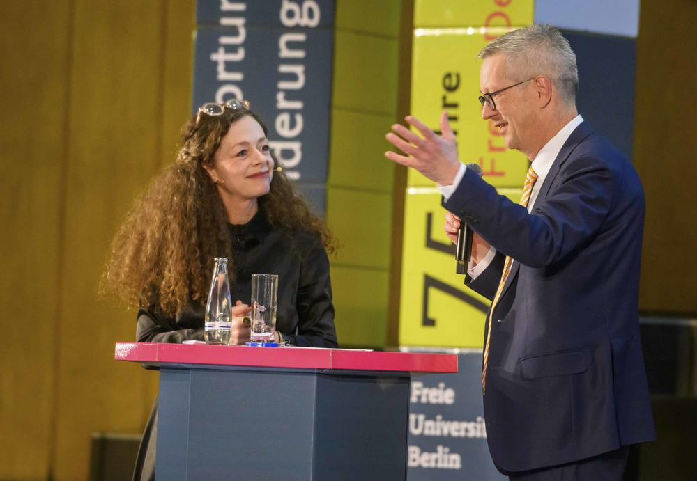 Universitätspräsident Günter M. Ziegler im Gespräch mit Moderatorin Shelly Kupferberg – auch sie ist Alumna der Freien Universität.