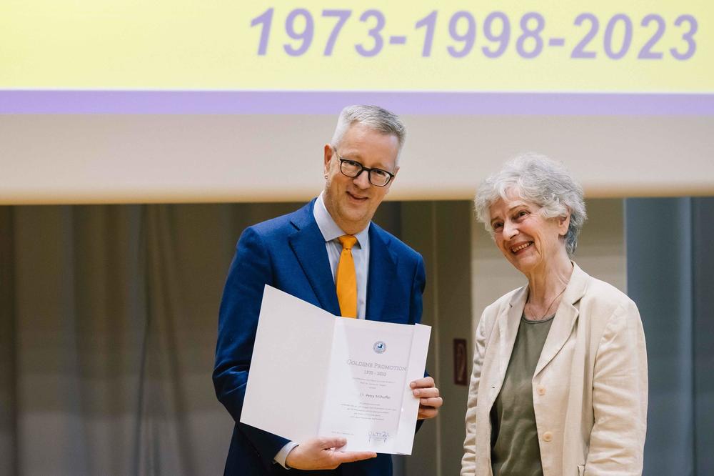 1973 promovierte Prof. Dr. Petra Milhoffer an der Freien Universität und erhielt prompt einen Ruf an die Universität Bremen. Mit gerade einmal 28 Jahren wurde sie dort jüngste Professorin.