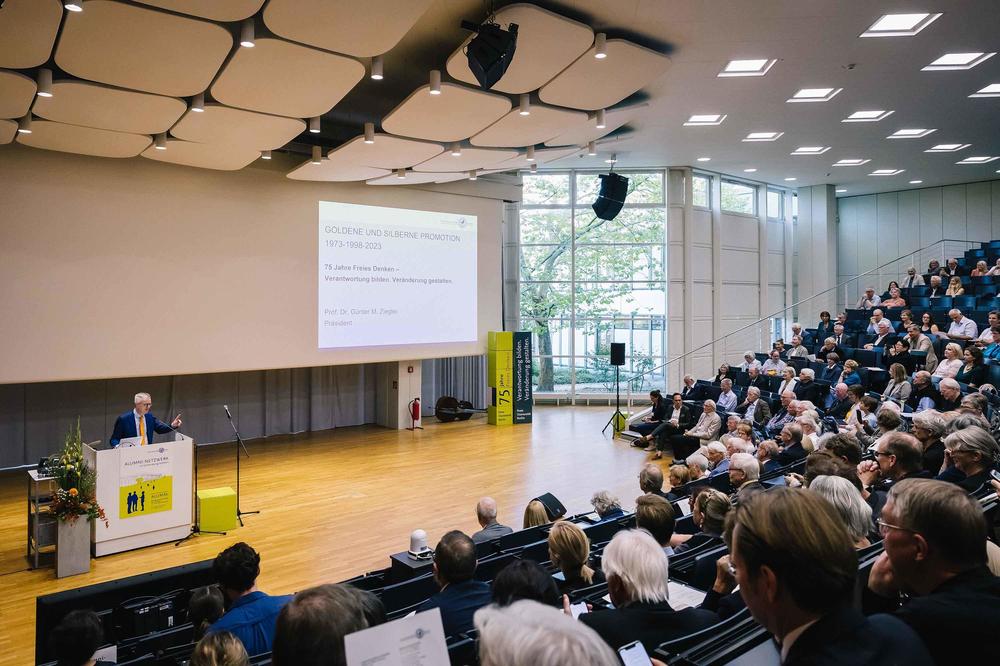 Universitätspräsident Prof. Dr. Günter M. Ziegler begrüßte die Anwesenden.