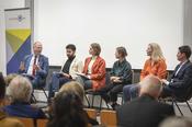 Auf dem von Professor Helmut Philipp Aust moderierten Podium saßen die Studierenden Ali Sahan, Anna Golubeva, Franziska Brachthäuser sowie Professorin Kirstin Drenkhahn und der Journalist Ronen Steinke (v.l.n.r.).