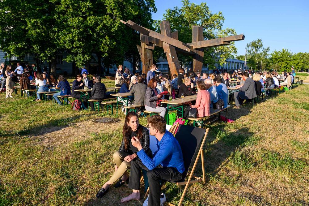 Jubiläumswetter: Bei strahlendem Sonnenschein kamen nach dem Festakt am 1. Juni Gäste aus Politik, Gesellschaft und Wissenschaft, Studierende, Lehrende und Beschäftigte, Alumni und Menschen aus der Nachbarschaft zusammen.