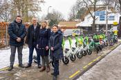 Urban Aykal, Prof. Dr. Günter M. Ziegler, Jenny Zeller und Dr. Claudia Elif Stutz (v. l. n. r.) bei der Eröffnung des Jelbi-Netzes auf dem Campus der Freien Universität Berlin.