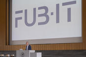 Universitätspräsident Prof. Günter M. Ziegler präsentiert das neue FUB-IT-Logo.