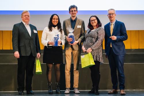 Jörg Schieferdecker (Verein zur Förderung der Versicherungswissenschaft), Saba Meshesha und Benjamin Switon (Deutschlandstipendiat*innen), Claudia Mekelburg (BASF Service Europe GmbH) sowie Günter M. Ziegler (Universitätspräsident) – v.l.n.r.