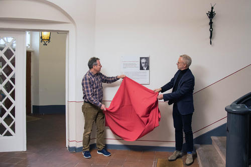 Herbert Grieshop (Freie Universität Berlin) und Thomas Schmitt (Senckenberg Deutsches Entomologisches Institut) enthüllen die Gedenktafel für Walther Horn im International House der Freien Universität in der Dahlemer Ehrenbergstraße.