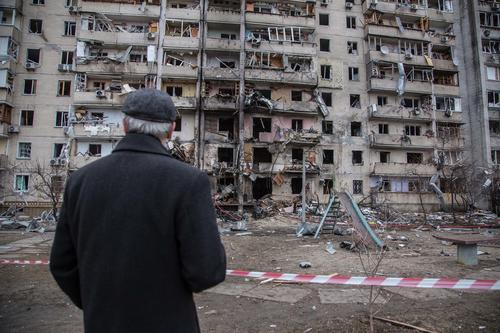 Ukraine unter Beschuss: Blick auf ein Kiewer Wohnhaus, das bei einem russischen Angriff beschädigt wurde.