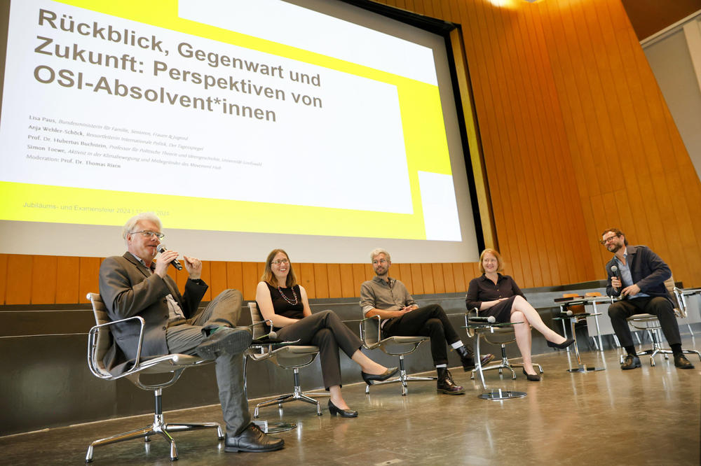 Podiumsrunde anlässlich des Jubiläums (v. l. n. r.): Hubertus Buchstein, Anja Wehler-Schöck, Simon Toewe, Lisa Paus und Moderator Thomas Rixen