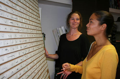 Sarah Kiefer (links) und Kim Geraldine Mortega schauen sich an, wie die Verhaltensbiologen früher anhand von Papierstreifen die Gesänge auswerteten