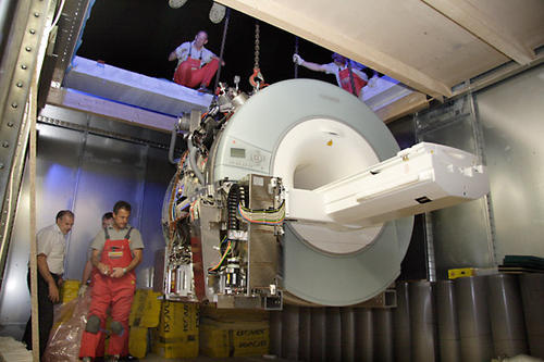 In der Nacht zum 11. September war es endlich so weit: Der neue 13-Tonnen schwere Magnet-Resonanz-Tomograph (MRT) der Freien Universität wurde von einem Spezialkran durch das Dach eines Laborneubaus in Berlin-Dahlem gehievt.