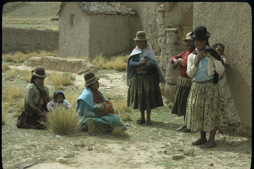 Bolivianerinnen vor der Kirche Nuestra Señora de Merced in der Villa Mercedes