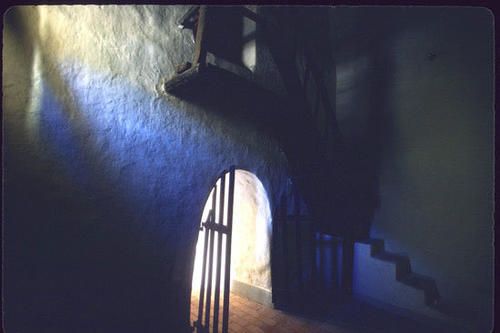 Lichtspektakel: Der Seitenraum am Eingang einer Kirche mit der Treppe zur Empore in Purmamarca, Argentinien