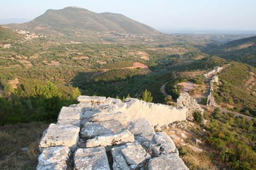 Die Stadtmauer von Messene auf dem Peloponnes in Griechenland