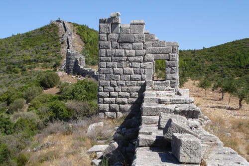 Sie ist meterdick und kilometerlang: die Stadtmauer von Messene