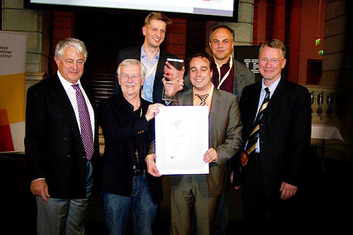 Hasso Plattner (HPI-Stifter) und Christoph Meinel (HPI-Direktor) rahmen das Sieger-Team: Hans L. Cycon (Daviko), Matthias Wählisch (FU Berlin), Mark Palkow (Daviko) und Thomas Schmidt (HAW Hamburg)