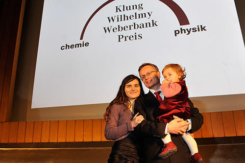 Prof. Dr. Volker Springel hatte zur Preisübergabe im Max-Kade-Auditorium der Freien Universität Berlin auch seine Familie mitgebracht, die sich mit ihm über die Auszeichnung freute.