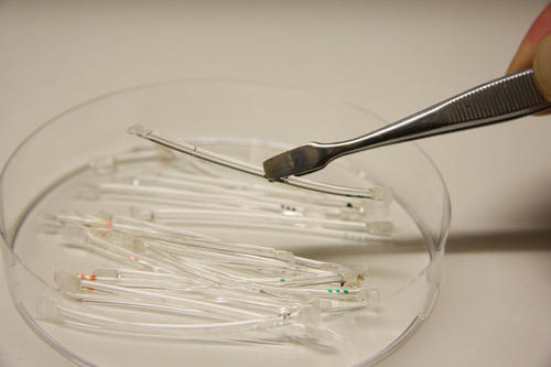 Dünne Plastikschläuche gefüllt mit RNA-Molekülen
