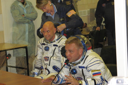Pressekonferenz mit den Astronauten vor dem Start in Baikonur