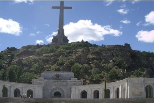 Im Valle de los Caídos nahe Madrid versammeln sich alljährlich auch Franco-Anhänger der jüngeren Generation zum Gedenken an seinen Todestag.