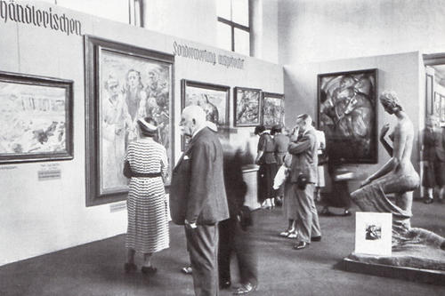 Blick in die Ausstellung "Entartete Kunst", München 1937, mit Franz Marcs Gemälde „Der Turm der blauen Pferde“ und Wilhelm Lehmbrucks Skulptur „Große Kniende“