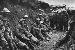 A typical image of the First World War: British soldiers in a pause during the Battle of the Somme in 1916. The online encyclopedia <i>First World War 1914-1918</i> aims at a global perspective.