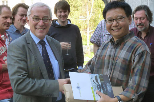 Professor Nicolas Apostolopoulos und Professor Zhao Guodong (v.l.). Der chinesische Wissenschaftler von der Universität Peking war sechs Monate am  Center für Digitale Systeme (CeDiS) der Freien Universität Berlin zu Gast.