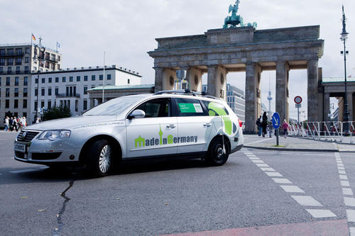 Informatiker der Freien Universität testen ein autonomes Fahrzeug in der Berliner Innenstadt
