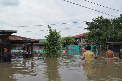 Bewohner von Los Baños an der Laguan de Bay, südlich von Manila, bekamen die Auswirkung des Taifuns Ketsana zu spüren. Teil der Bildsammlung des International Rice Research Institute (IRRI).