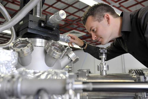 Die Siliziumproben befinden sich in einem von Christian Eickhoff selbst konstruierten Halter in der Ultrahochvakuum-Apparatur.