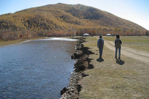 Seitenerosion am Ufer eines Flusses in der Mongolei.