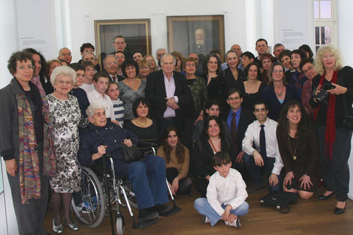 Familienbild: Vor den Porträts ihrer Urahnen haben sich 49 Angehörige der Familie Kahan versammelt. Sie leben in Israel, Kanada und den USA.