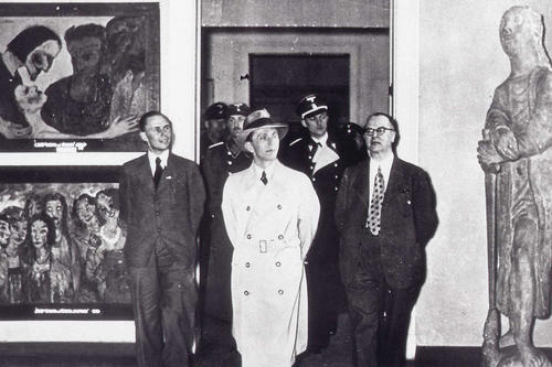 NS-Propagandaminister Joseph Goebbels beim Besuch der Ausstellung „Entartete Kunst“ im Haus der Kunst in Berlin am 27. Februar 1938.
