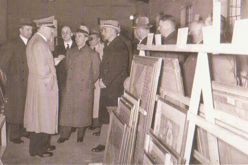 Adolf Hitler und Joseph Goebbels im Sammeldepot „Entartete Kunst“ in der Köpenicker Straße 24, fotografiert von Heinrich Hoffmann am 13. Januar1938.
