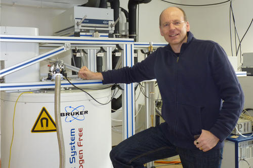 Der Physiker Klaus Lips entwickelt in Berlin-Adlershof neue Technologien für die Energiewende.
