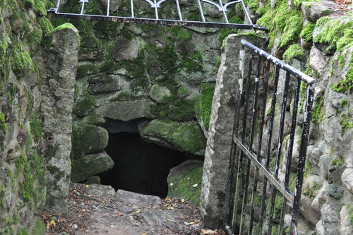Vor der 1899 entdeckten Grabkammer wurde um die Jahrhundertwende ein eisernes Tor errichtet. Die Grabkammer ist heute frei zugänglich.