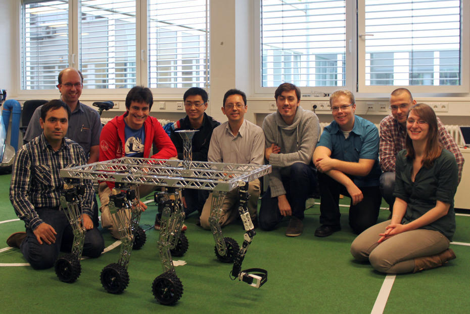 Das Team der Freien Universität um Hamid Mobalegh (li.): Daniel Seifert, Jan Gütig, Xiuyan Guo, Dr. Adalberto Llarena, Jan Lottermoser, Jan Streckenbach, Benjamin Aschenbrenner, Irena Kpogbezan (v.l.n.r.).