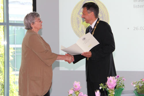Der Dekan der Veterinärmedizin Professor Jürgen Zentek beglückwunscht die „goldene“ Promovendin Dr. Hildegard Brekenfeld.