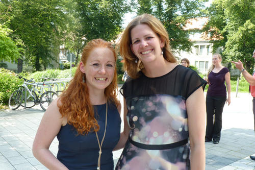 Ernährungswissenschaftlerin Lena Martin (links) und Tierärztin Carolin Krämer (rechts) haben ihre erste berufliche Station nach der Promotion bereits gewählt: Forschung und Tierarztpraxis