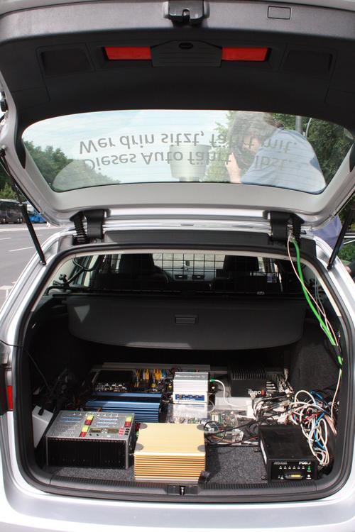 Ein Computersystem im Kofferraum und ein Laptop auf dem Beifahrersitz sammeln die Daten und werten diese in Echtzeitgeschwindigkeit aus.