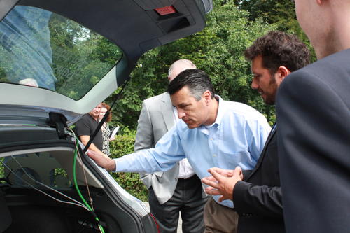 Gouverneur Sandoval (Mitte) lässt sich von Tinosch Ganjineh, Geschäftsführer der Projekt-Ausgründung AutoNOMOS (2.v.r.), die eingesetzte Technik erklären.