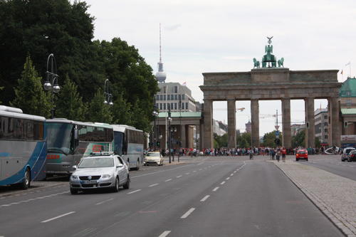 Autonomes Fahren in der Stadt: Das computergesteuerte Fahrzeug "Made in Germany" unterwegs auf der Straße des 17. Juni.