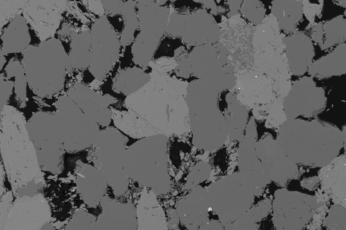 Raster-Elektronen-Mikroskop-Bild von einem Sandstein. Im Schwarz sind die Porenräume gezeigt.
