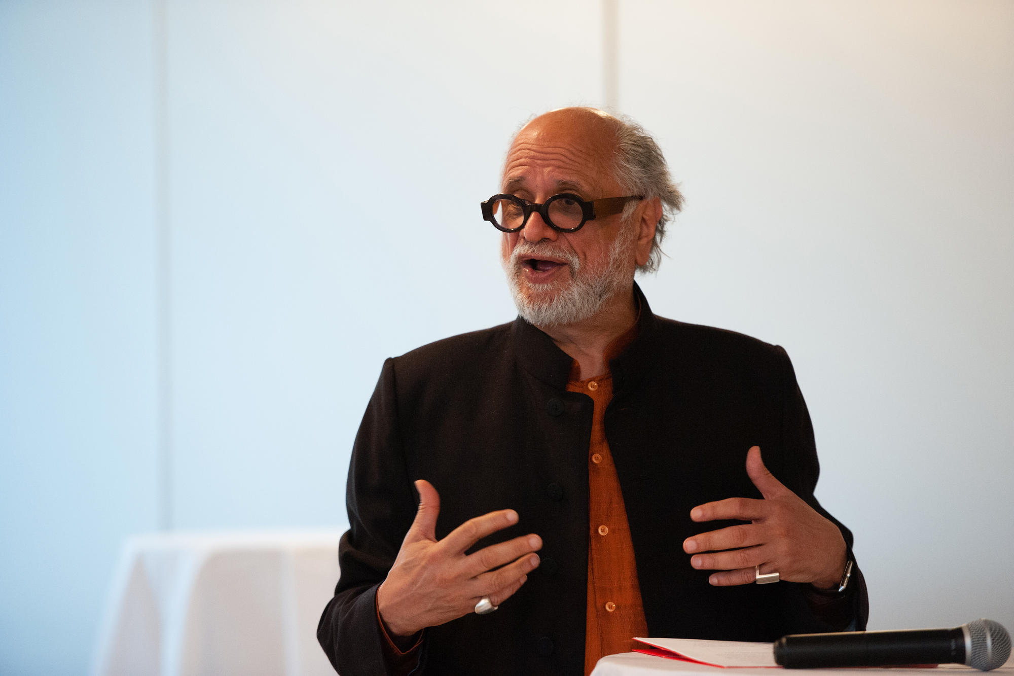 Kulturtheoretiker Homi K. Bhabha, Harvard University, hielt den Einführungsvortrag.