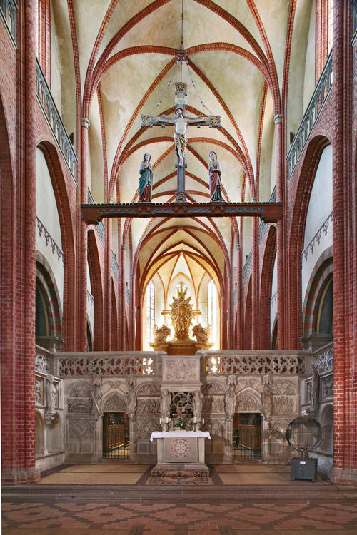 Langhaus und Chor im Dom zu Havelberg werden noch immer von einem mittelalterlichen Lettner und einer monumentalen hölzernen Triumpfkreuzgruppe voneinander getrennt.