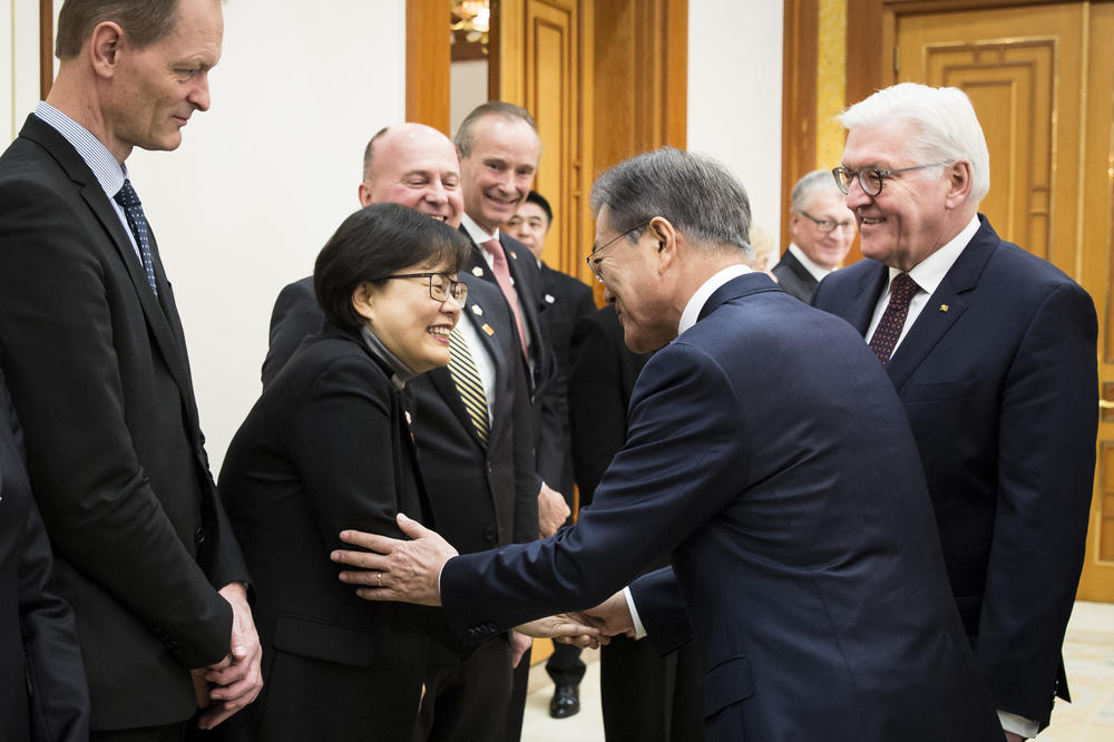 Bundespräsident Frank-Walter Steinmeier (r.) und Jae-In Moon, Staatspräsident der Republik Korea (2.v.r.), bei der Vorstellung der Delegationen in dessen Amtssitz. Moon begrüßt die Koreanistik-Professorin Eun-Jeung Lee.