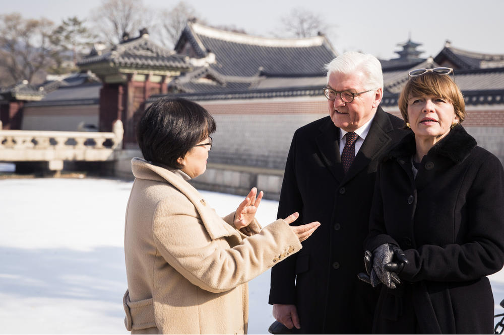 Die Koreanistin erläutert im Gespräch mit dem Bundespräsidenten und seiner Ehefrau, warum der Königspalast Gyeongbokgung im Zuge der Kolonialisierung im 20. Jahrhundert zerstört worden ist.