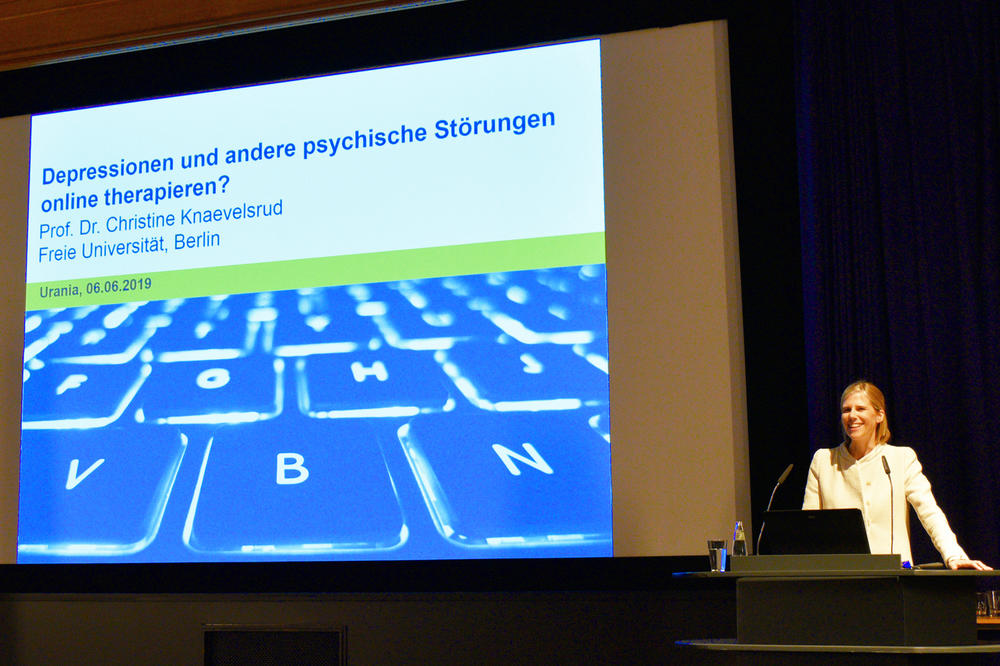 Über ihre Erfahrungen und Forschung zur Online-Therapie sprach Psychologieprofessorin Christine Knaevelsrud in der Urania.