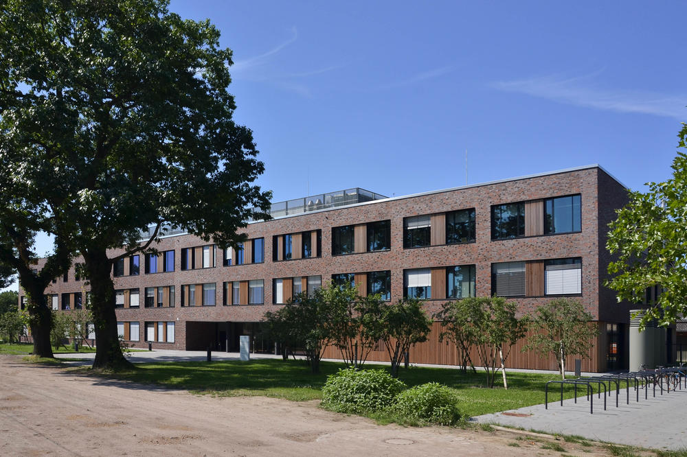 Im Robert-von-Ostertag-Haus auf dem Campus der Veterinärmedizin in Düppel befindet sich das sogenannte S3-Labor, in dem Luftproben von Corona-Patienten kultiviert und untersucht werden.